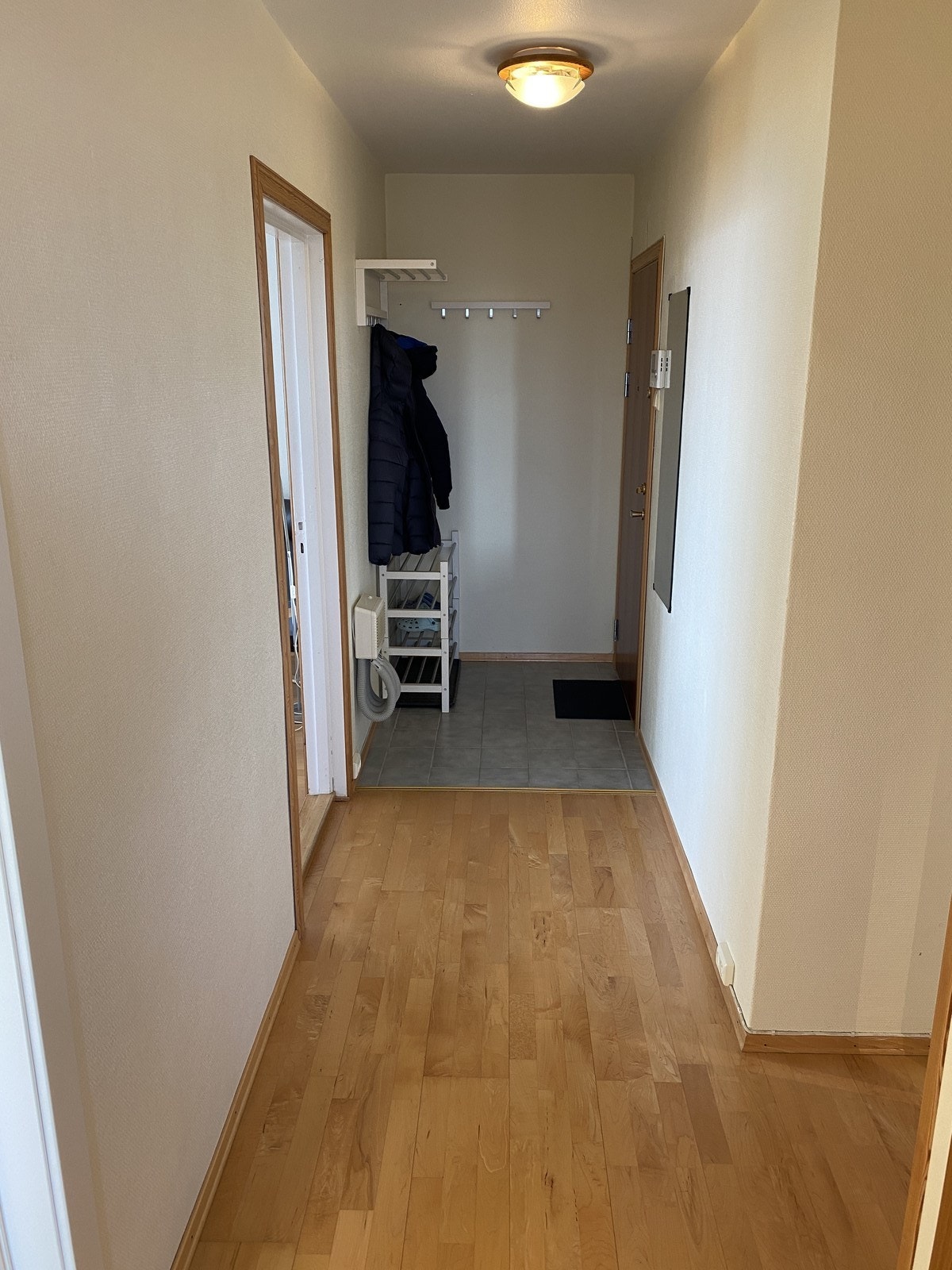 Entré med plass til sko og klær. Galleribilde