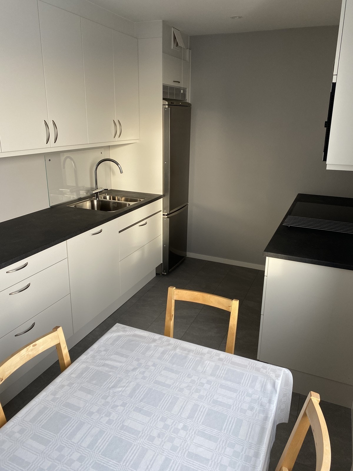 Kjøkken med god skapplass. Galleribilde