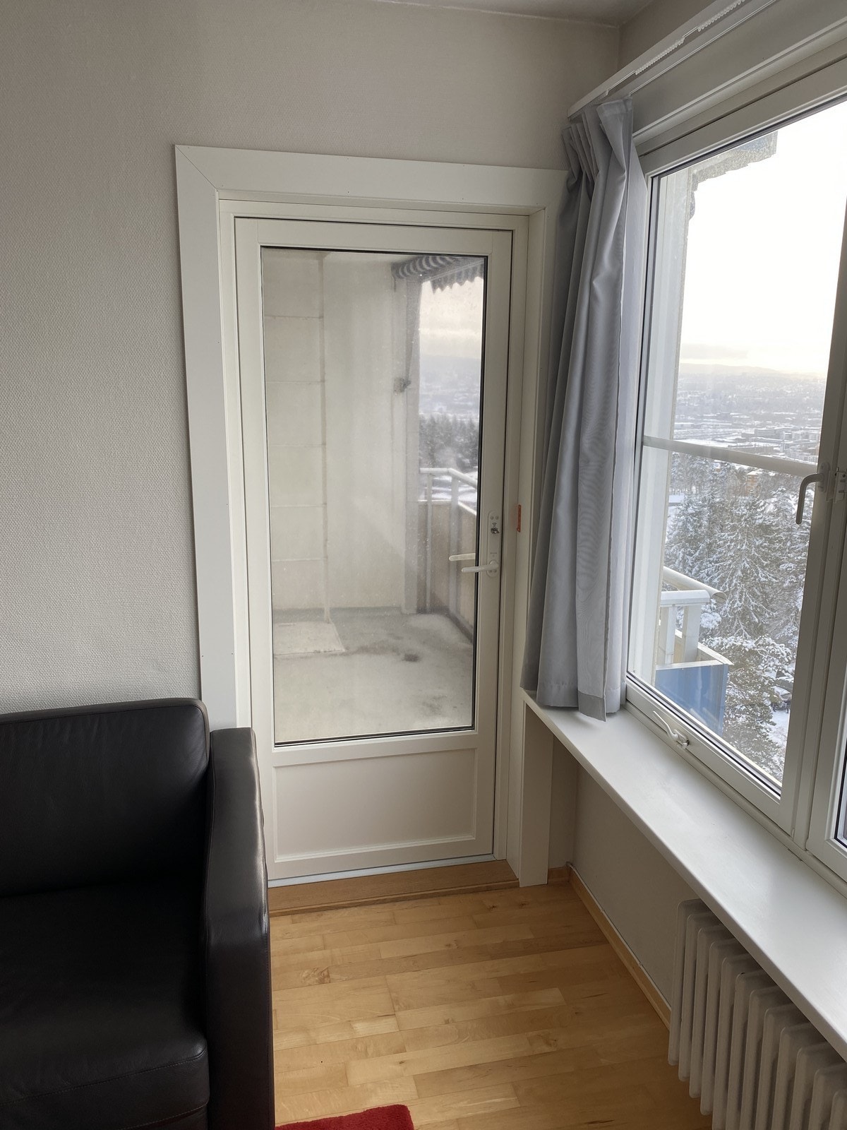 Tilgang til balkong fra stue. Galleribilde