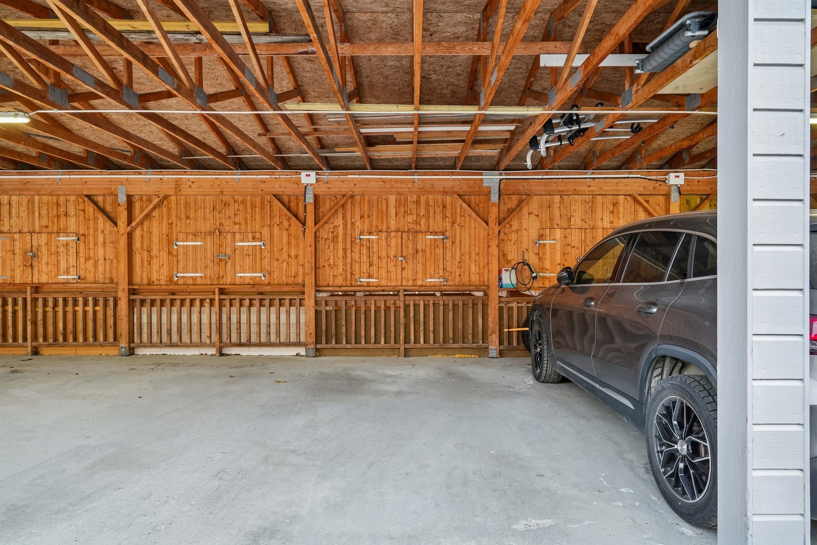 Carporten har opplagt strøm og lys, samt at det er klargjort for elbil-lader. Galleribilde