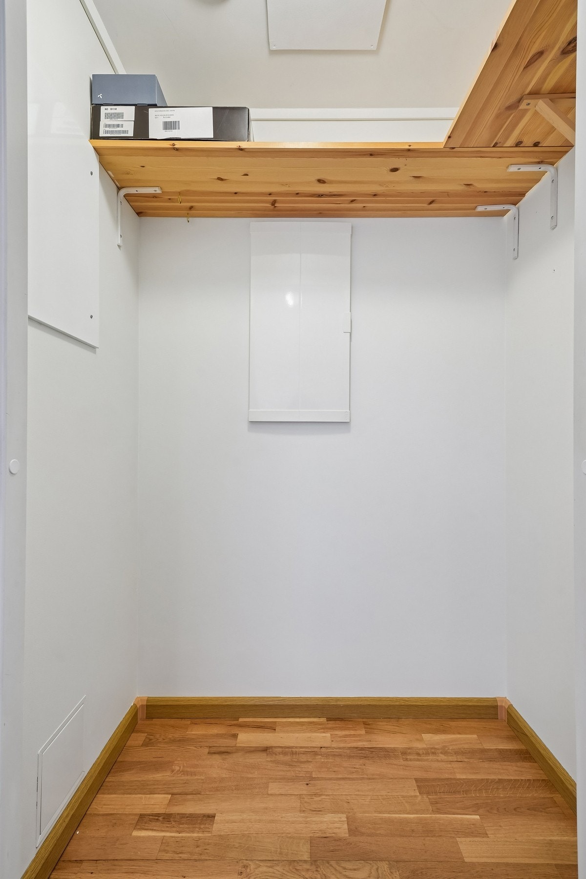 - innvendig bod på ca. 2,1 og her er det fastmonterte hyller. Galleribilde