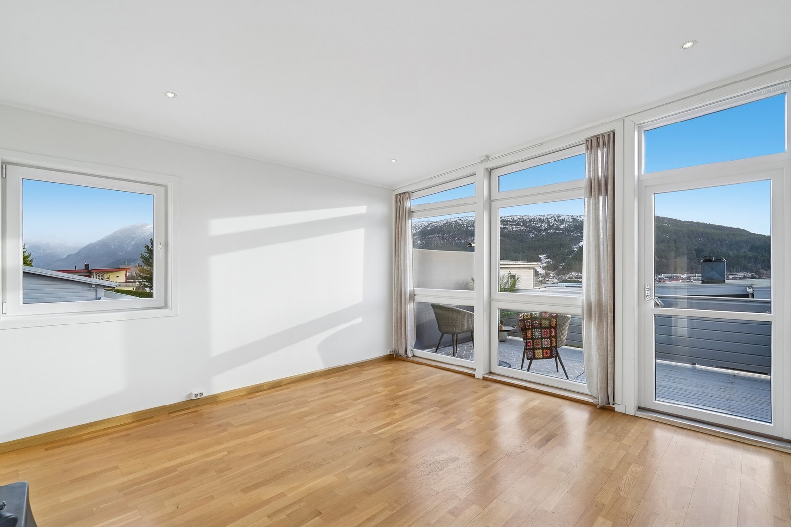 Leiligheten er malt innvendig i 2025, og har downlights i himling. Galleribilde