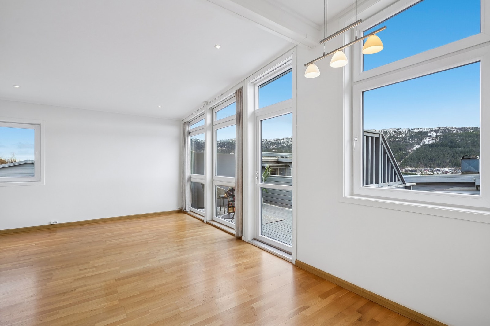 En stue fylt med lys og luft. Galleribilde