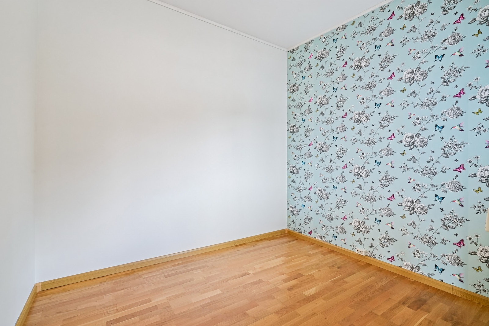 Soverom nr. 2 har en fin størrelse på ca. 7,8 kvm. God plass til seng, nattbord og garderobeløsning. Galleribilde