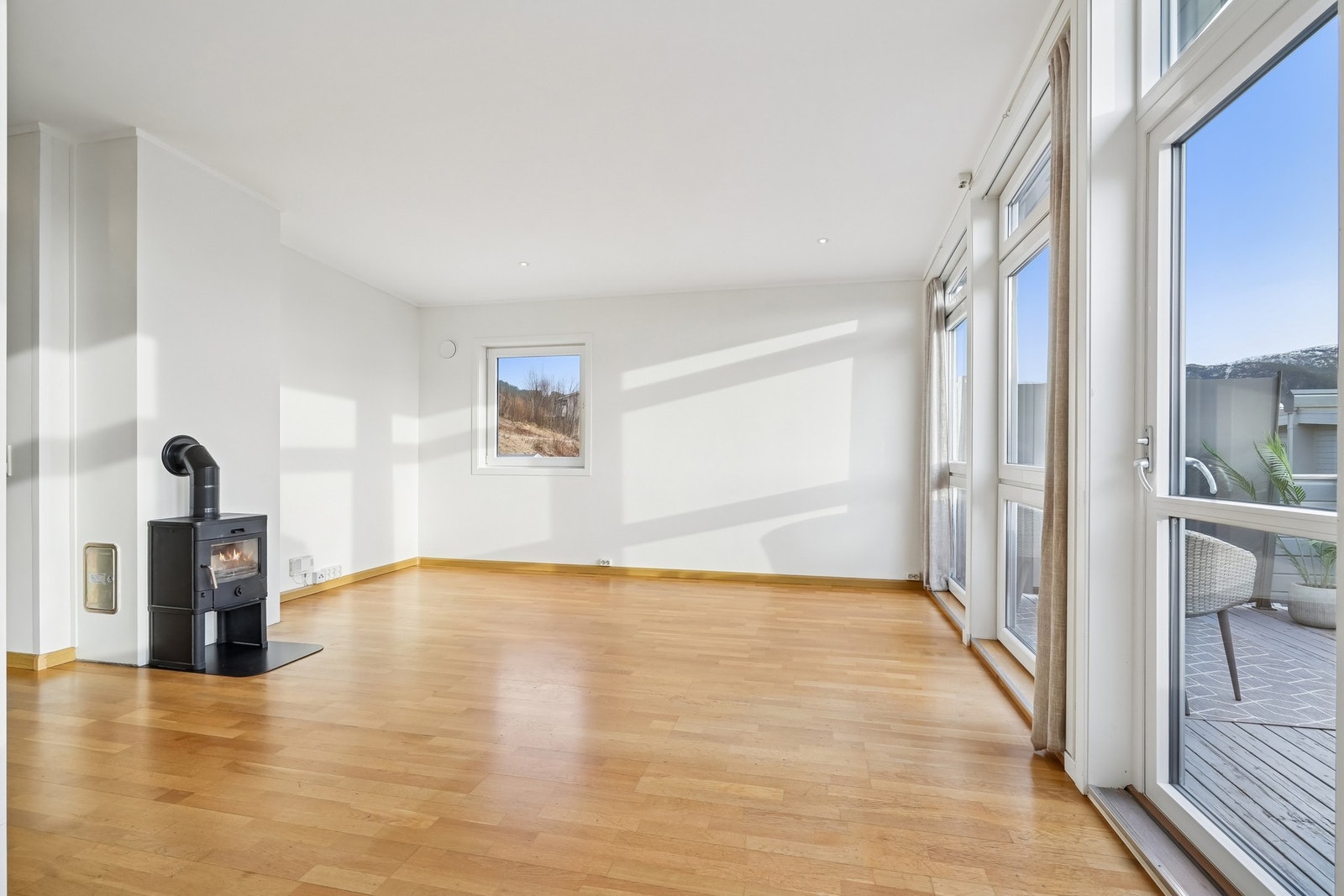 I stuen er det god plass til å møblere med sittegruppe og tilhørende møblering. Galleribilde