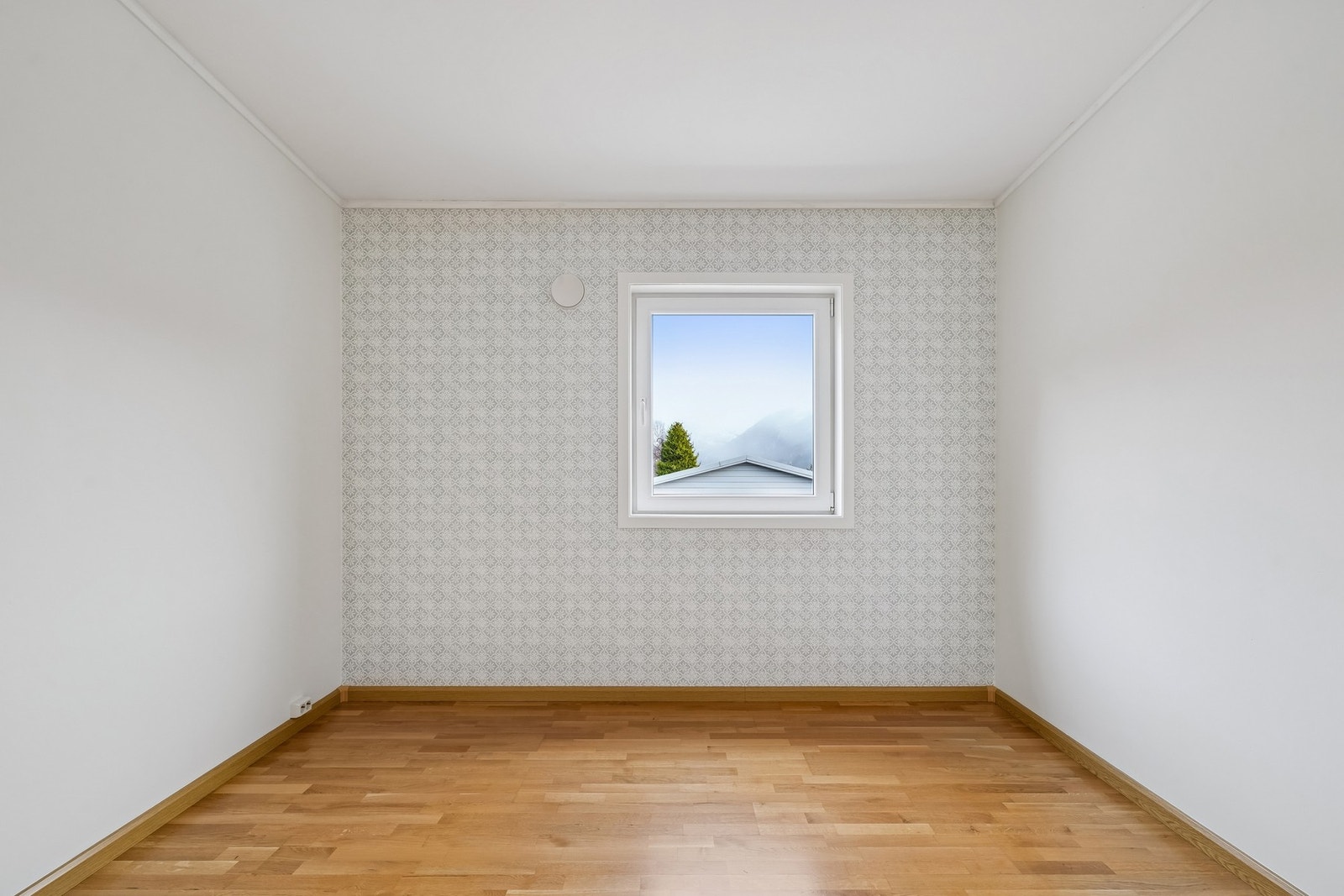 God plass til dobbeltseng, nattbord og ønsket garderobeløsning. Galleribilde