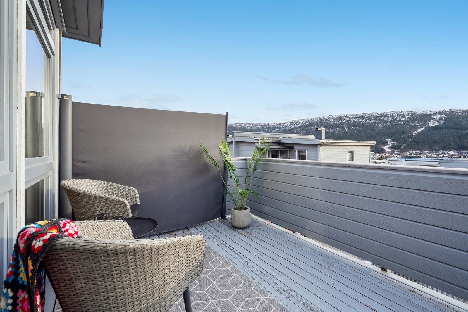 - den sydvendte verandaen hvor du har uttrekkbar levegg mot øst. Galleribilde