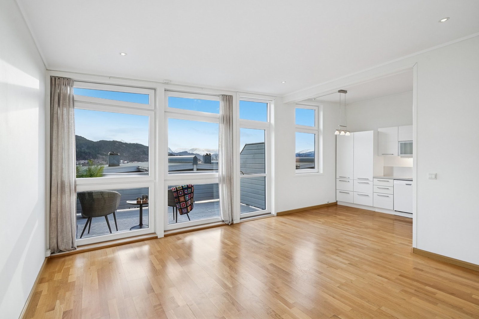 - og store vindusflater gir godt med naturlig lys inn til leiligheten. Galleribilde