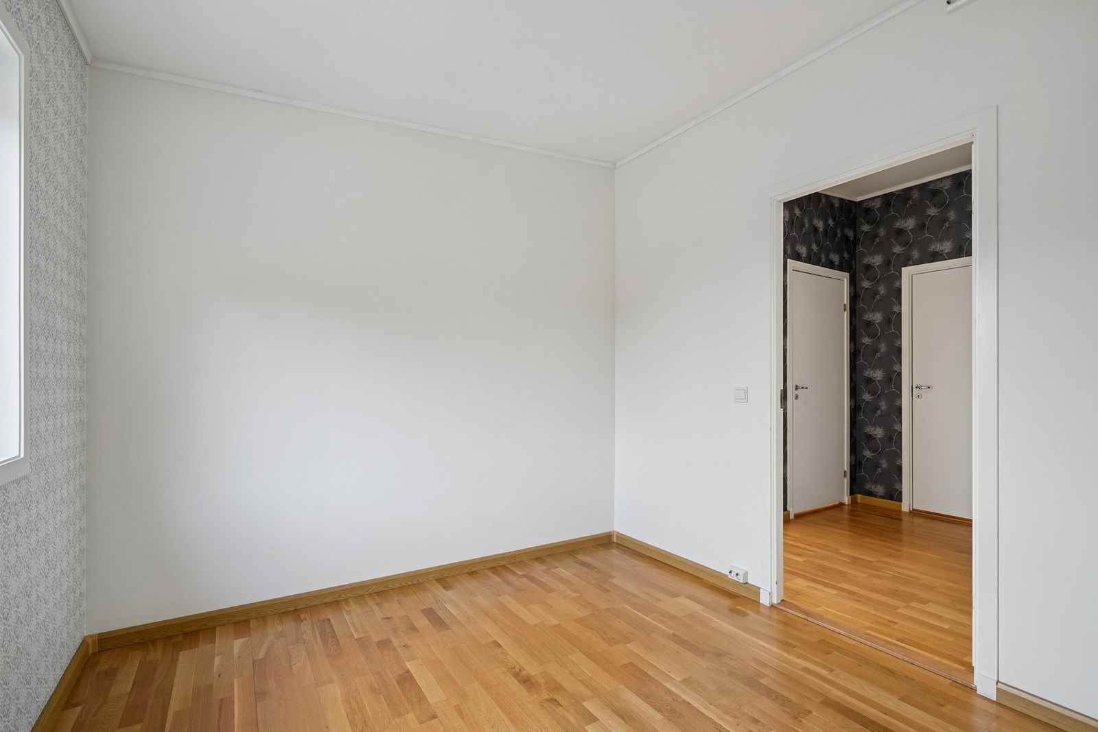 Hovedsoverommet er på ca. 9,4 kvm. Rommet er lyst malt og har en konstrast vegg med tapet. Galleribilde