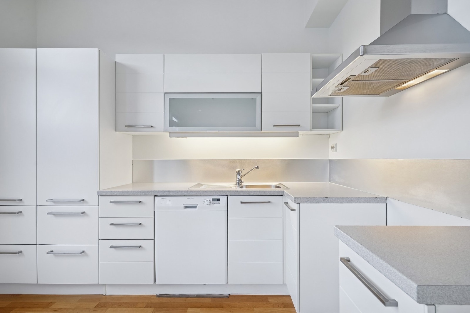 Innredningen er praktisk utformet noe som gir godt med skap- og skuffeplass. Oppvaskmaskinen medfølger i handelen. Galleribilde