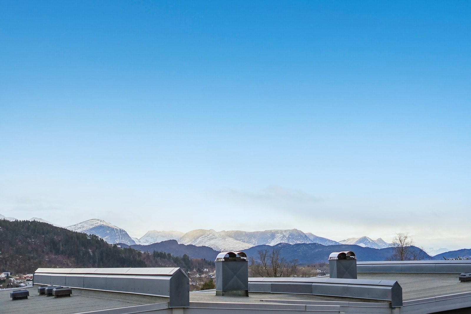 Flott utsikt mot majestetiske Sunnmørsfjell nyter du også. Galleribilde