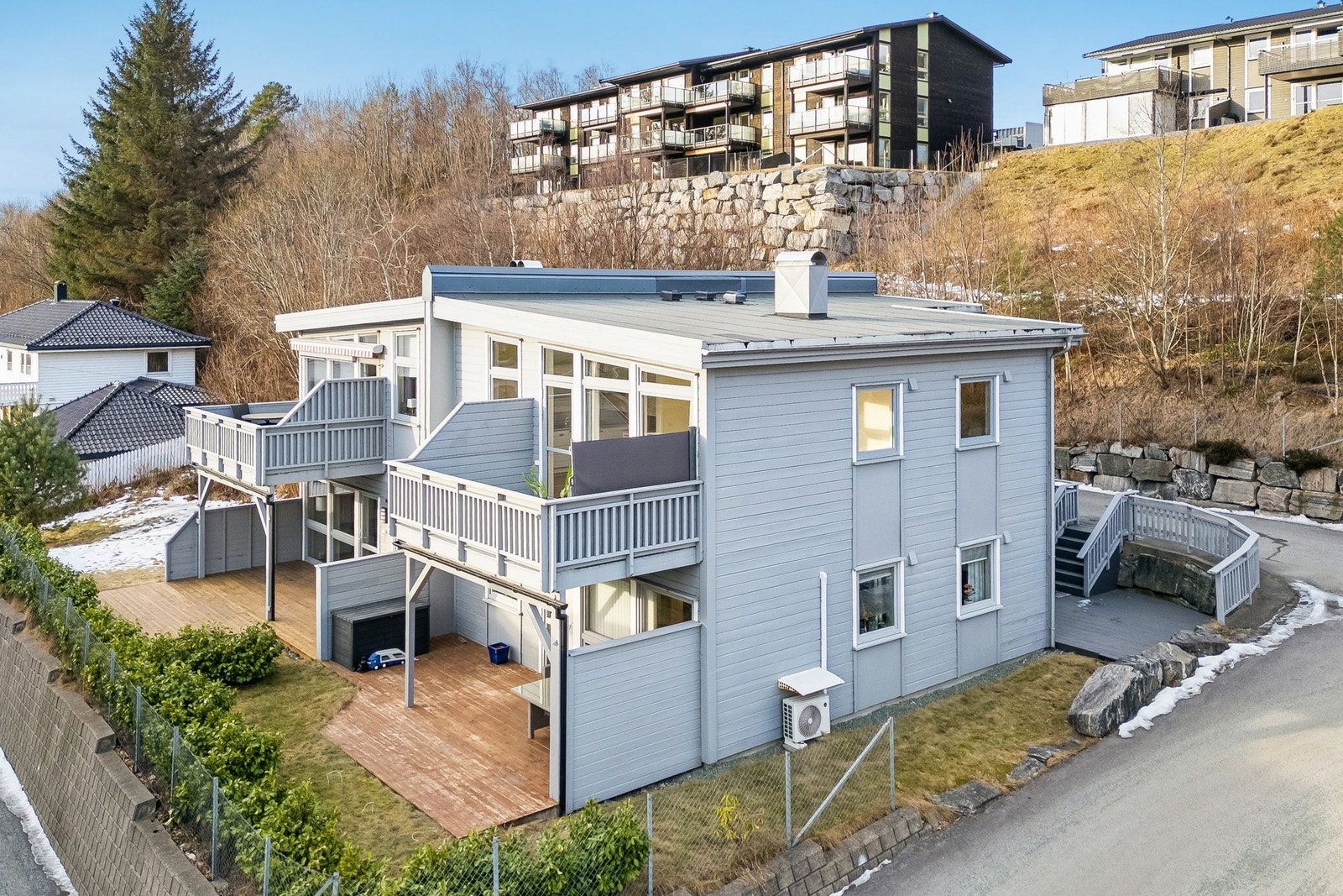 Eiendommen er beliggende i et rolig og sentralt boligområde i kort avstand fra senterområde på Moa. Velkommen til visning! Galleribilde