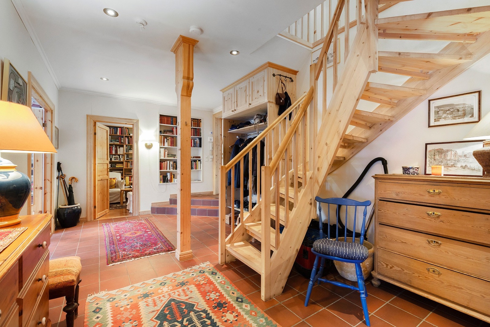 Flislagt entré med gulvvarme som sikrer komfort året rundt, samt innfelt hylle som frigjør gulvplass og gir smarte møbleringsmuligheter. Galleribilde