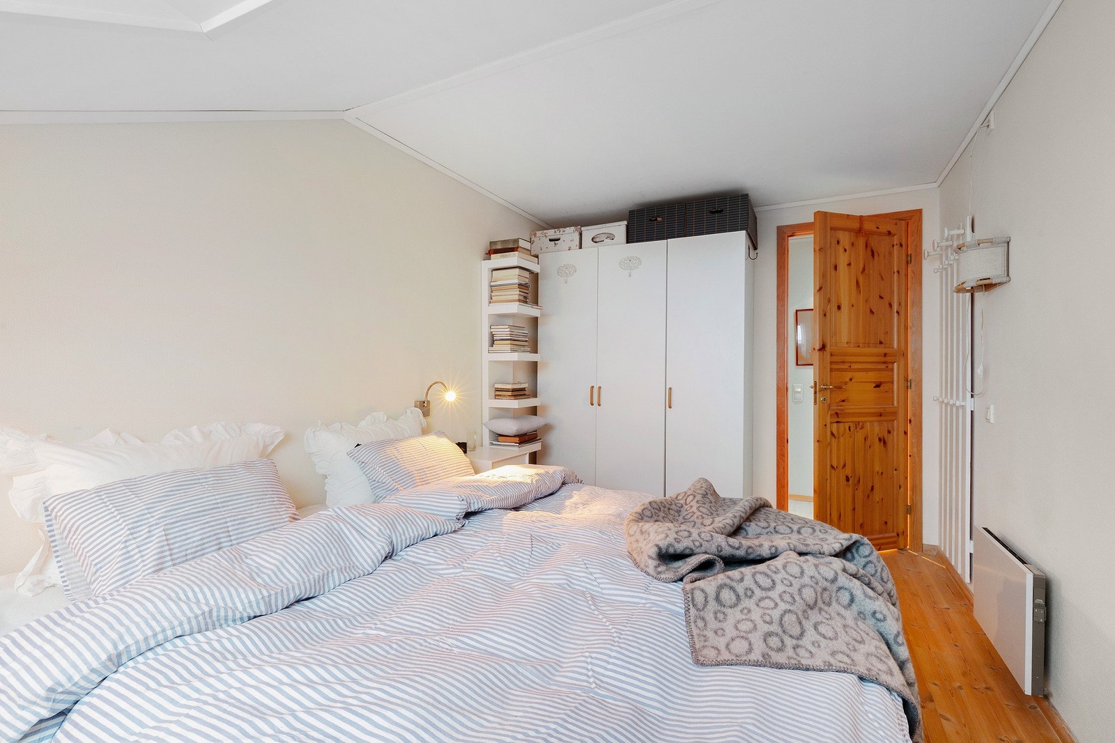 Rommet kan fint møbleres med garderobeskap i tillegg til stor dobbeltseng. Galleribilde