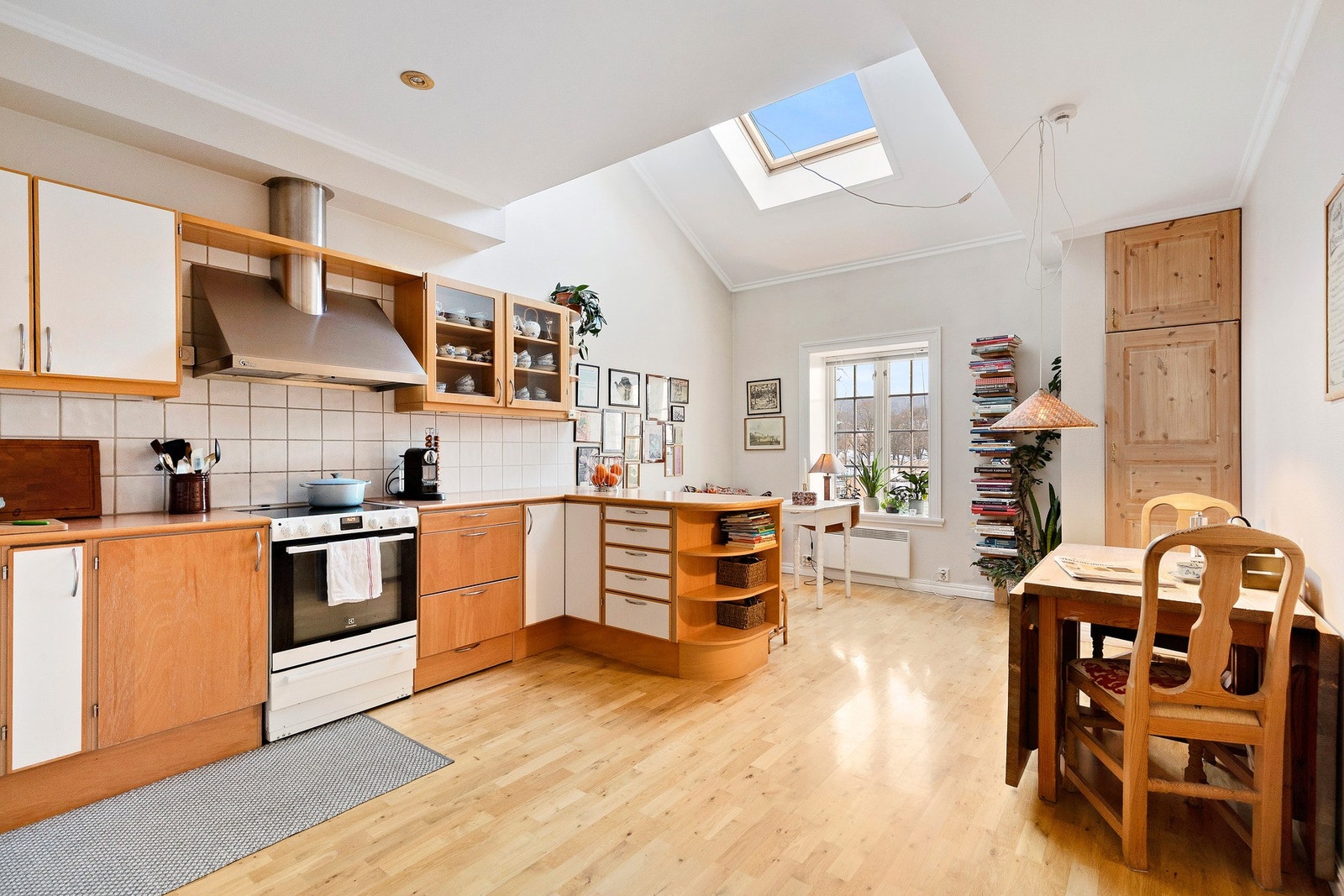 Lyst og trivelig kjøkken med god plass til spisebord! Galleribilde