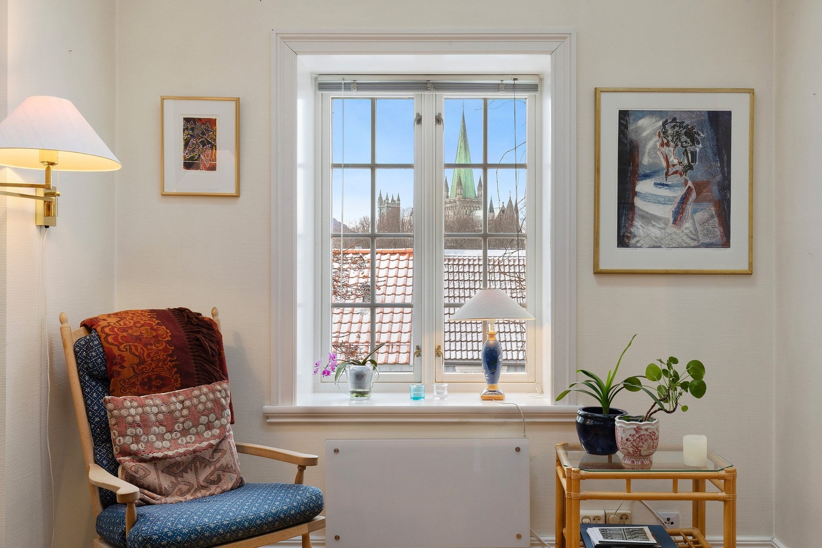 Her kan du nyte en kopp kaffe og en god bok i historiske omgivelser med fantastisk utsikt mot Nidarosdomen. Galleribilde