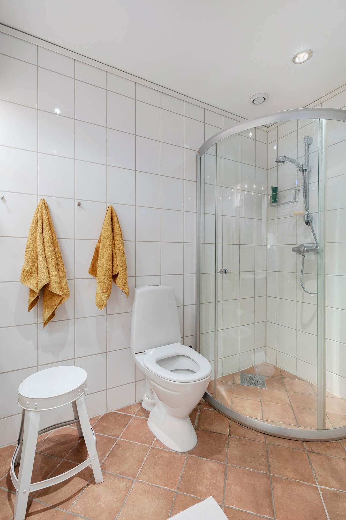 Lyst og lettstelt bad på 5 kvm utstyrt med mekanisk avtrekk og downlights i himling. Galleribilde