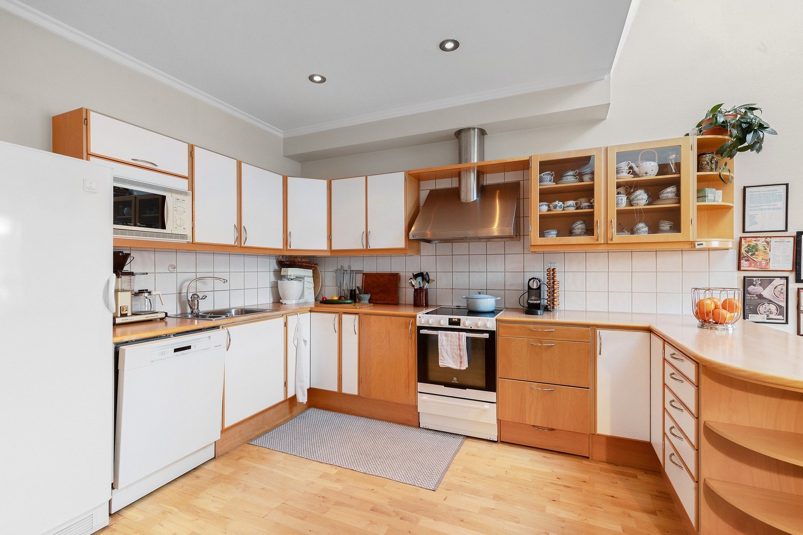 Kjøkkenet er godt utnyttet med flere over- og underskap. Galleribilde