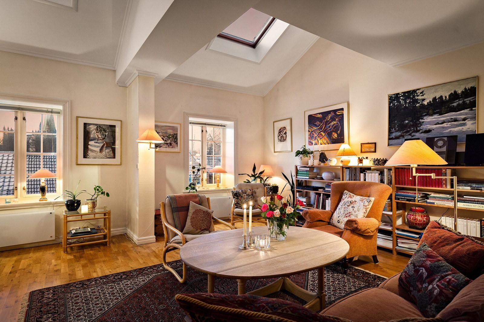 Selv om stuen er lys og luftig, har den også egenskapen til å være dempet og stemningsfull. Galleribilde