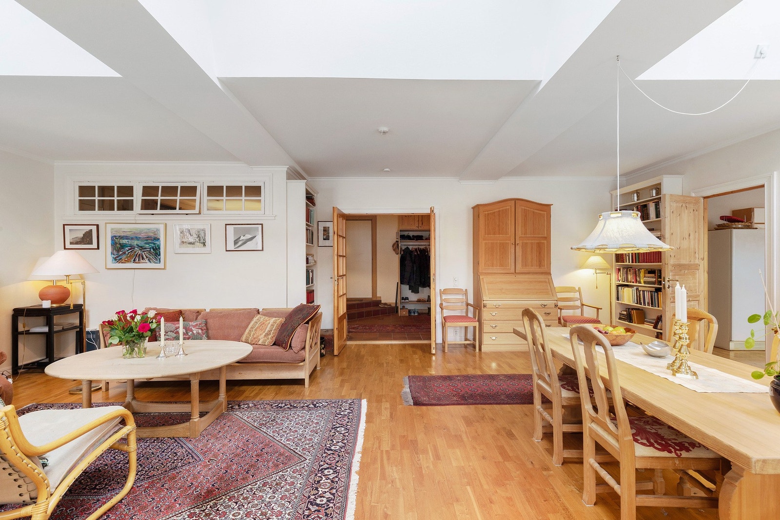 Fra hallen leder de doble dørene deg inn til en imponerende stue. Galleribilde