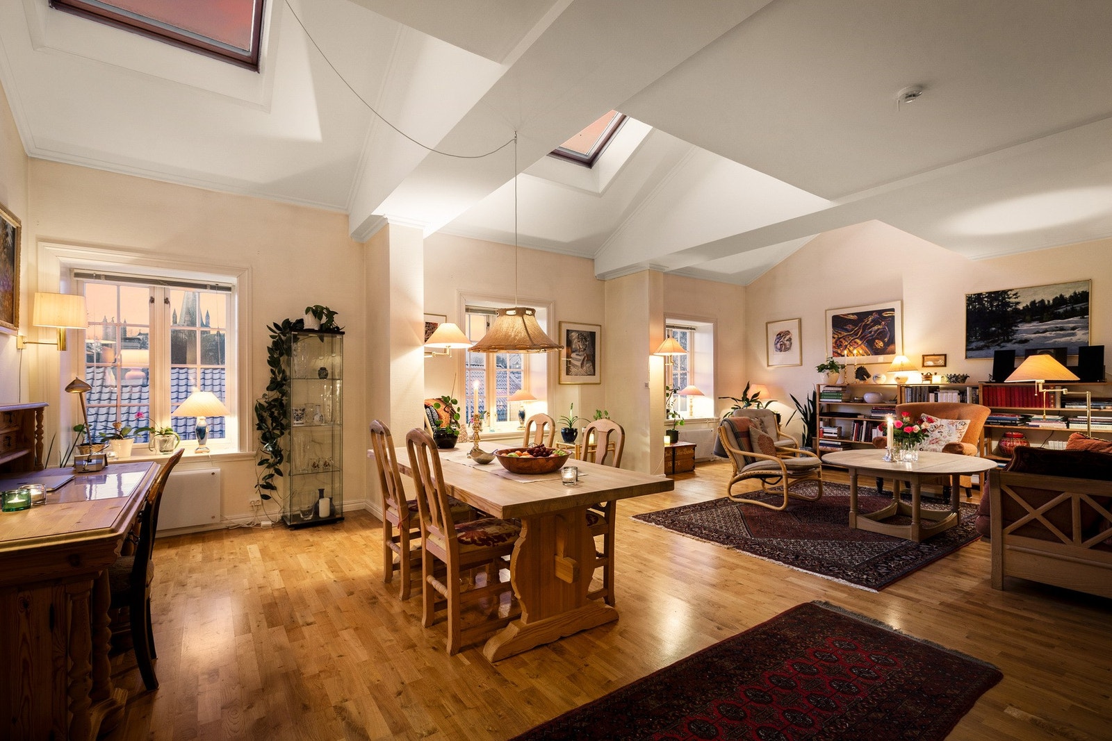 Leiligheten er på hele 188 kvm (BRA-i) og går over to innholdsrike plan. Galleribilde