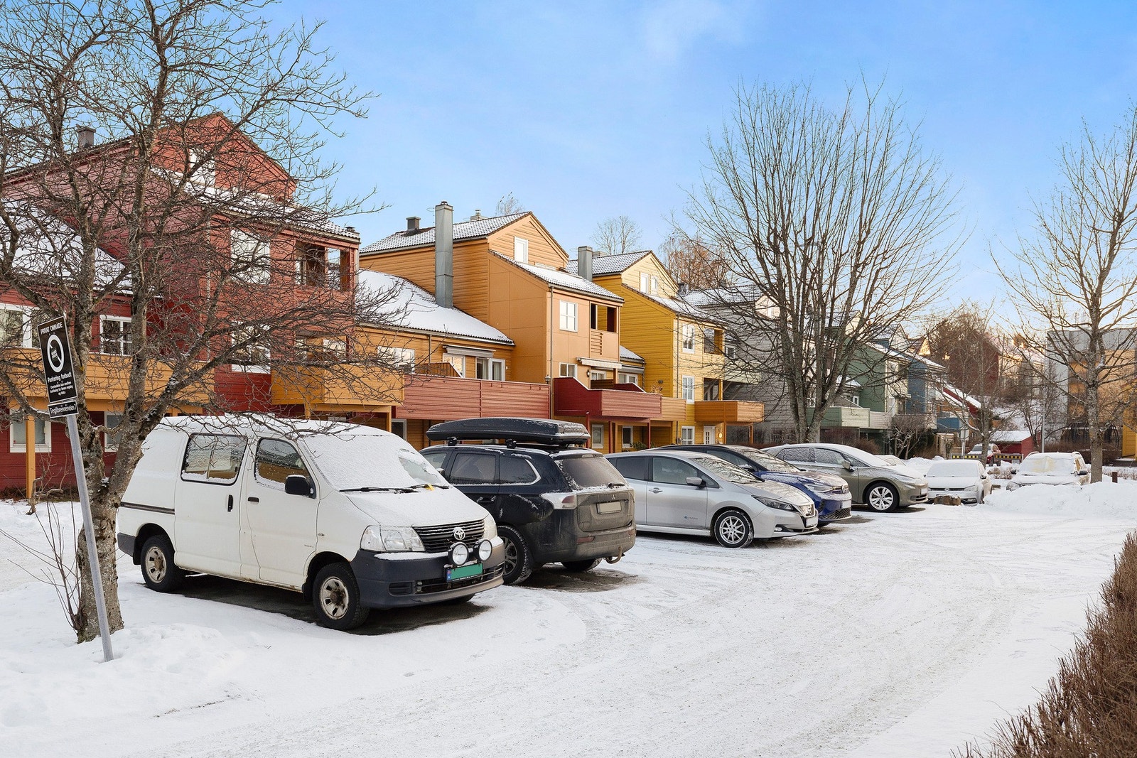 Med leiligheten følger det en oppstillingsplass på sameiets fellestomt. Sameiet har et stort grøntareal som er en sjelden kvalitet i området. Galleribilde
