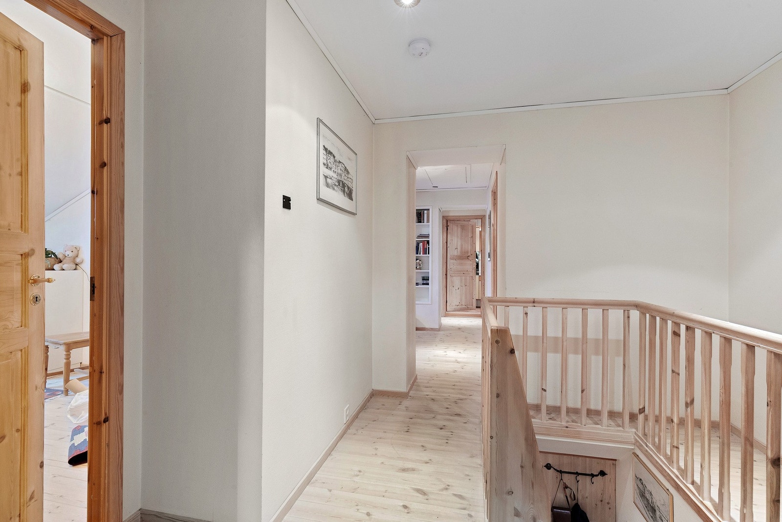 Leiligheten har rikelig med bodplass med kaldloft på 55 kvm GUA, innvendig boder på ca. 10,5 kvm og ekstern bod på 9 kvm. Galleribilde