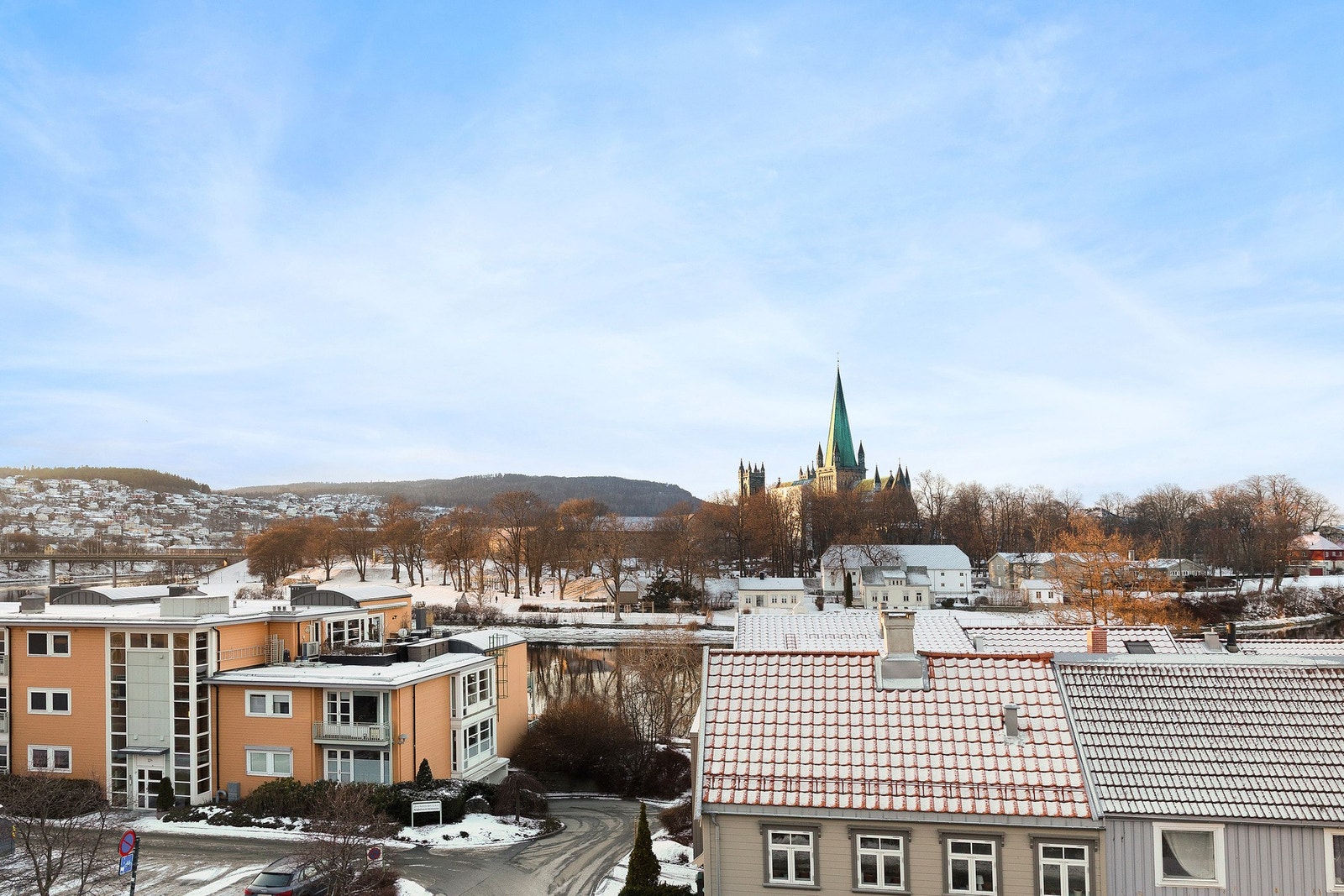 Fantastisk beliggenhet på Bakklandet like ved Nidelva. Her bor du urbant, men likevel stille og fredelig. Gang- og sykkelavstand til de store studie- og arbeidsstedene i byen(NTNU & St.Olavs). Galleribilde