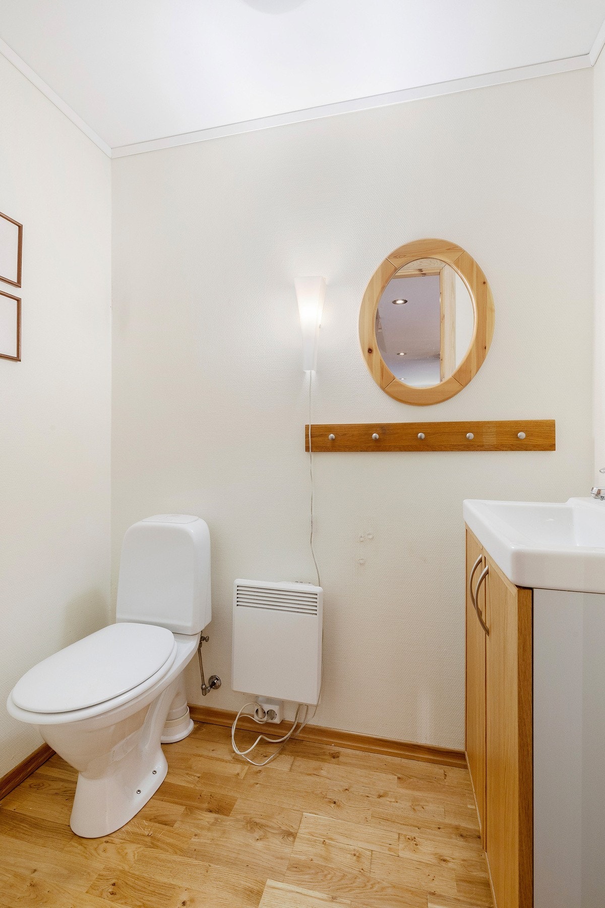 Praktisk toalettrom i 1.etasje med servant. Galleribilde