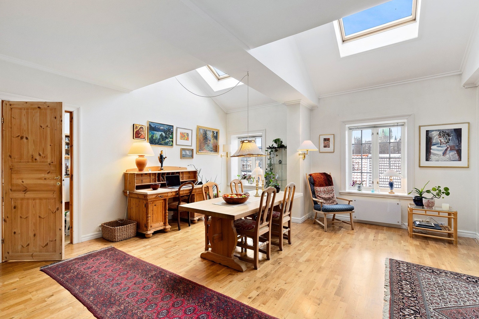 Leilighetens gode takhøyde og store vindusflater gir en fantastisk romfølelse og rikelig med dagslys. Galleribilde