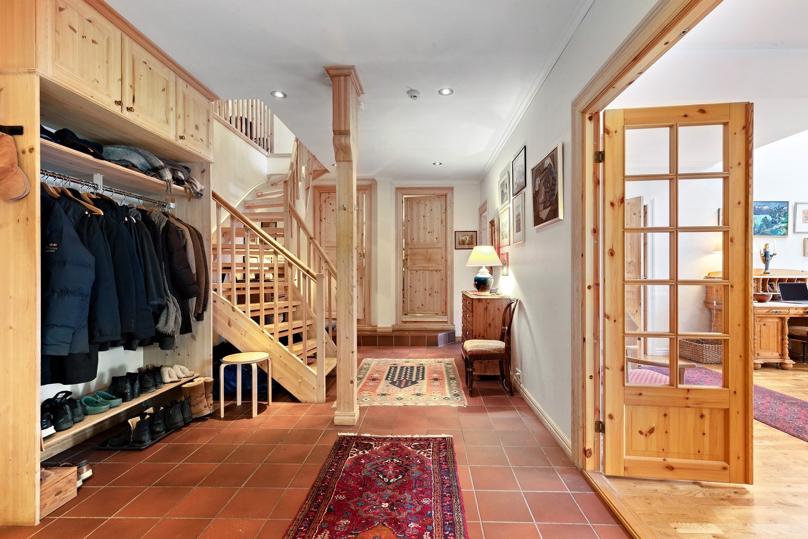 Trappen leder deg opp til leilighetens andre etasje. Galleribilde