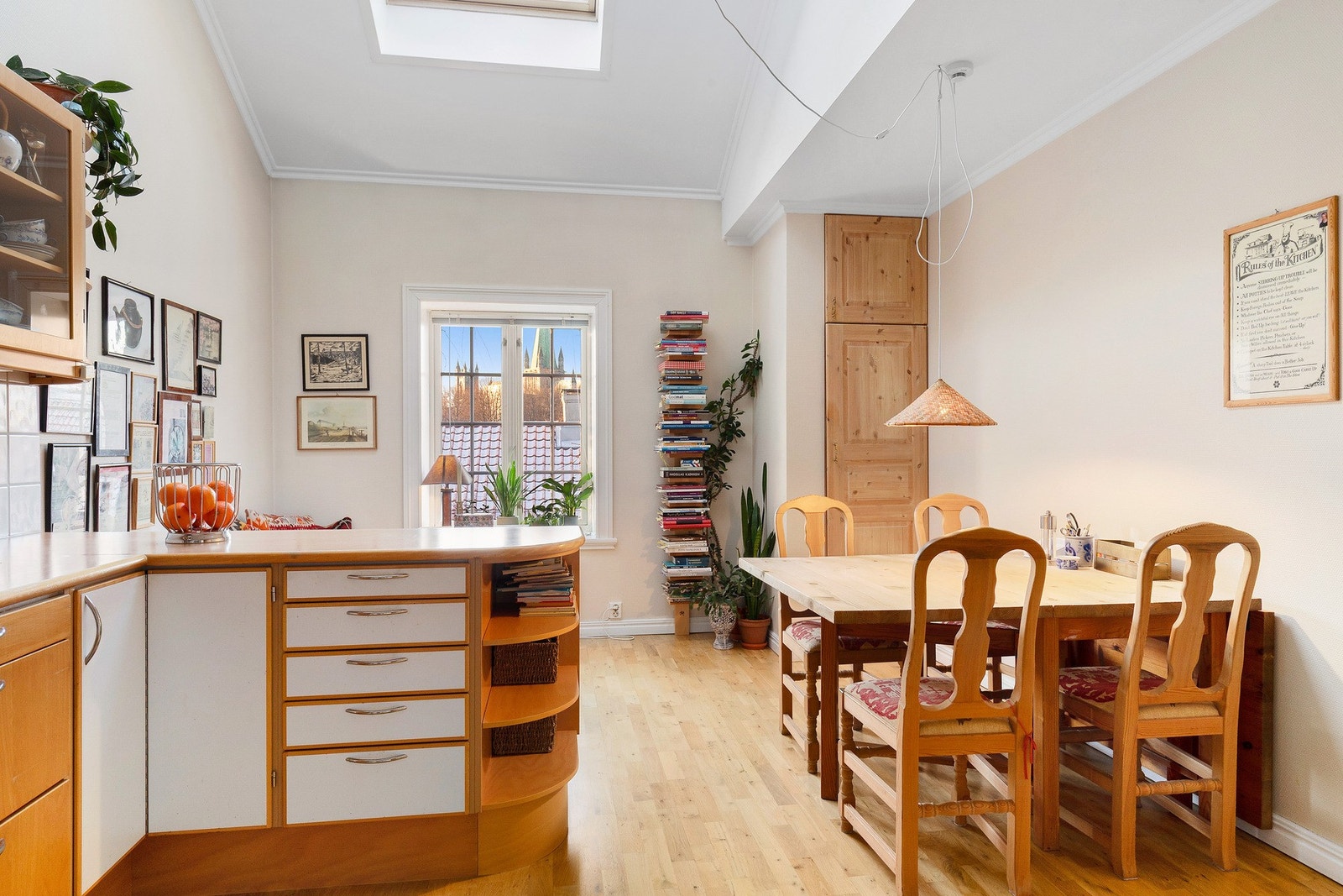 Kjøkkenet ligger avdelt fra stuen - en kvalitet mange setter pris på. Galleribilde