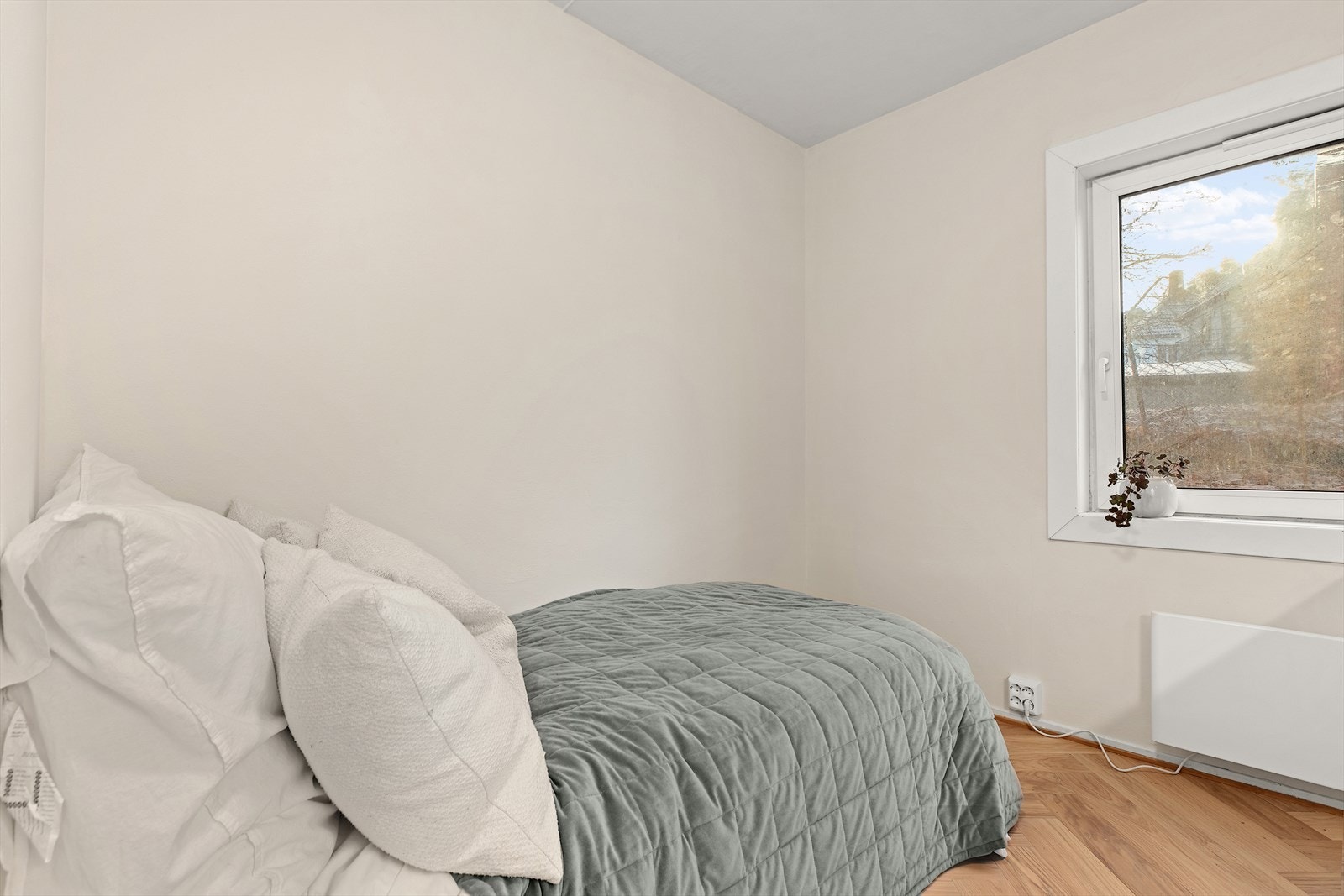 Leiligheten har en praktisk og plassbesparende løsning som utnytter hver kvadratmeter godt, noe som gjør den ideell som førstegangskjøp eller som en attraktiv utleieinvestering. Galleribilde