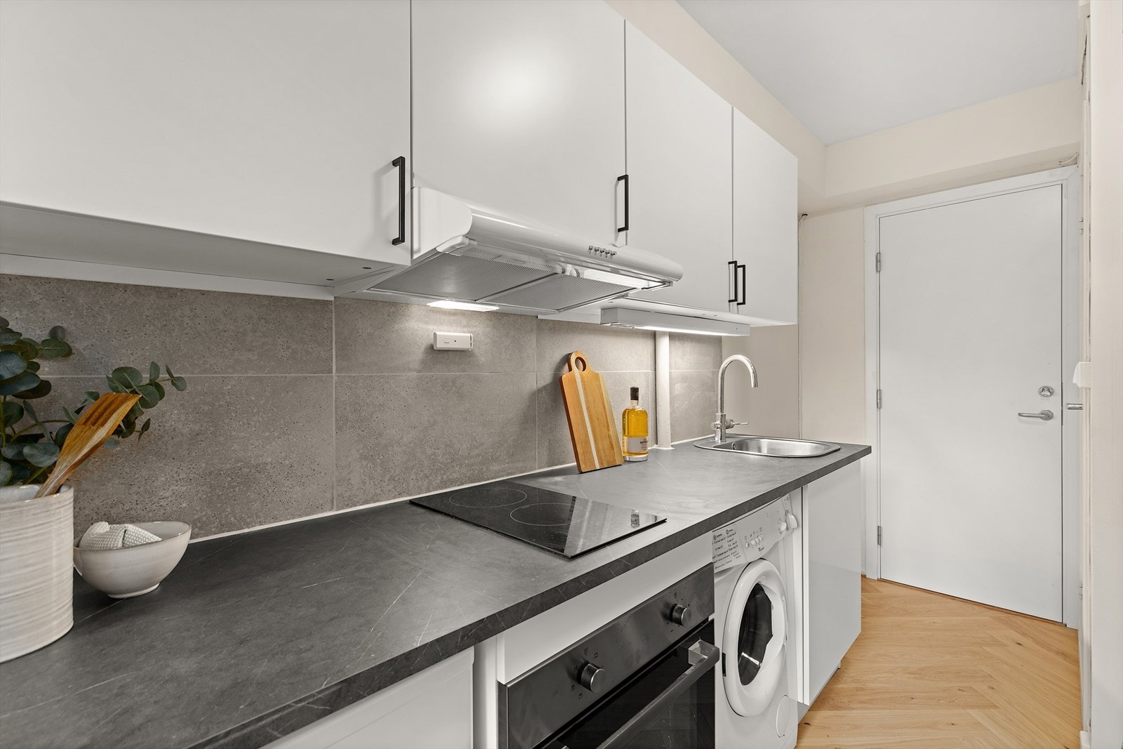 Kjøkkenet er integrert i stuen og fremstår funksjonelt med gode arbeidsflater og oppbevaringsmuligheter. Galleribilde