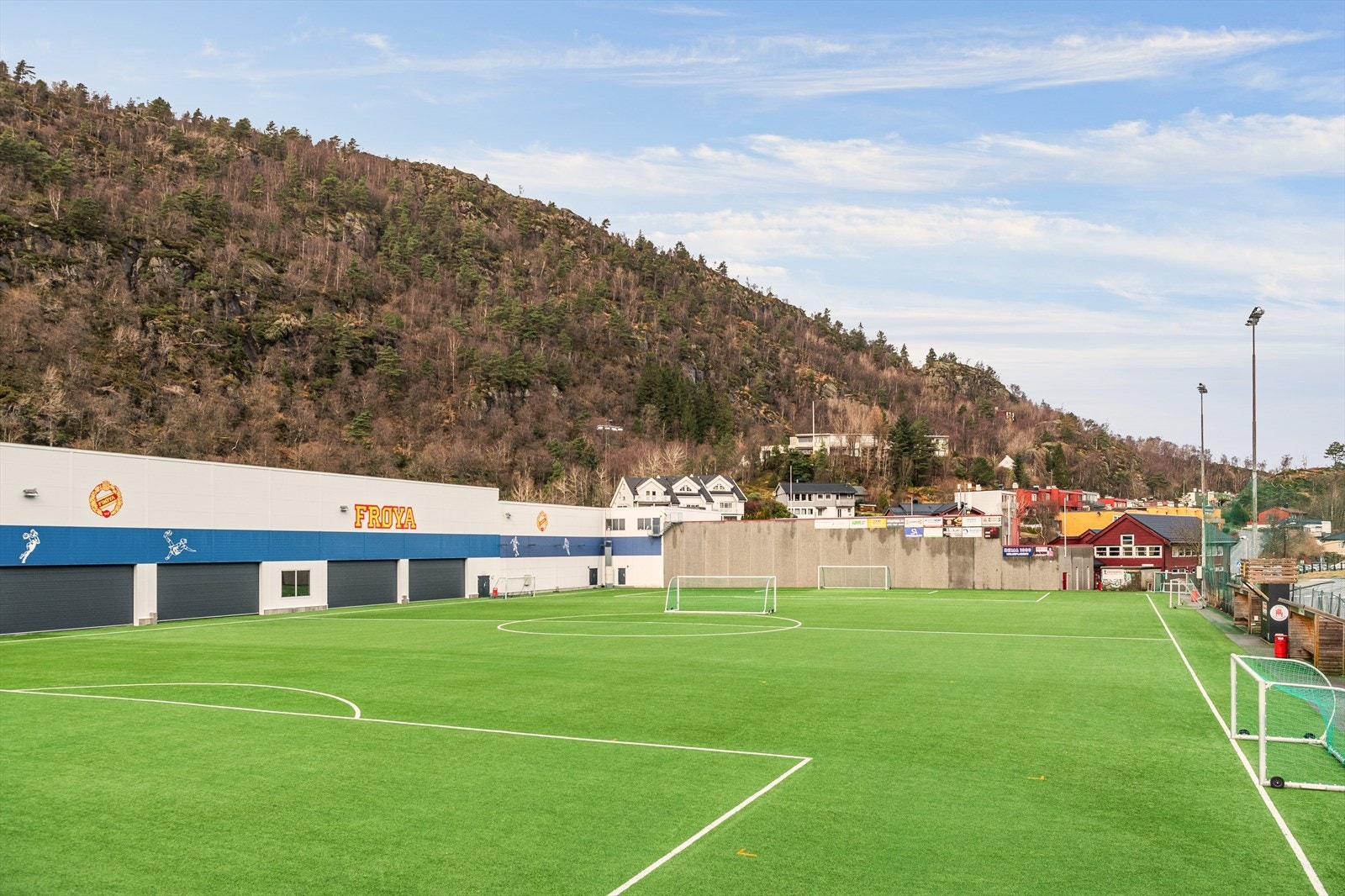 - Idrettsanlegg og fritidstilbud som Frøya arena er også innen kort avstand fra boligen - Galleribilde