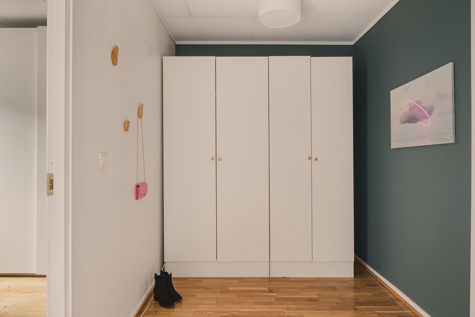 - Ekstra lagringsplass i garderobeløsning i entré + ekstern bod i kjeller på 2,5m² - Galleribilde