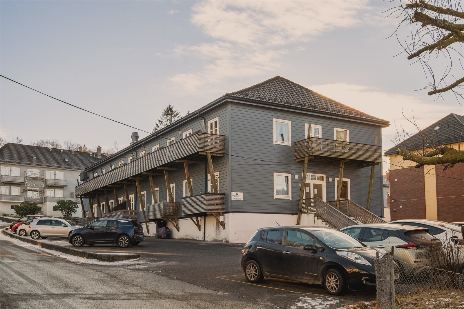 - Parkeringsplass like utenfor. Seksjonseier får parkeringsoblat for dokumentasjon på parkeringstillatelse - Galleribilde