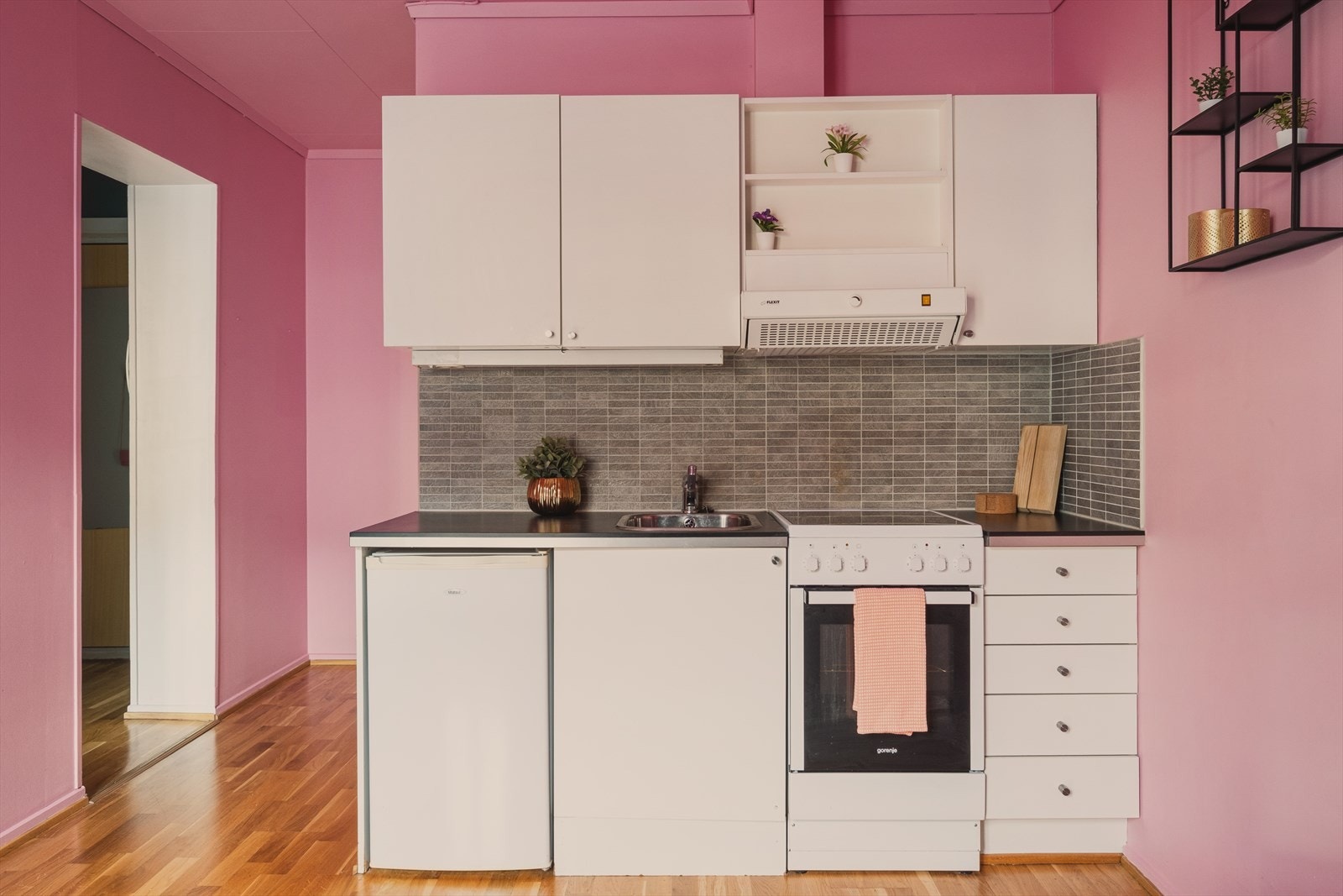 - Ny eier får gleden av fryseskap og stekeovn som medfølger kostnadsfritt! - Galleribilde