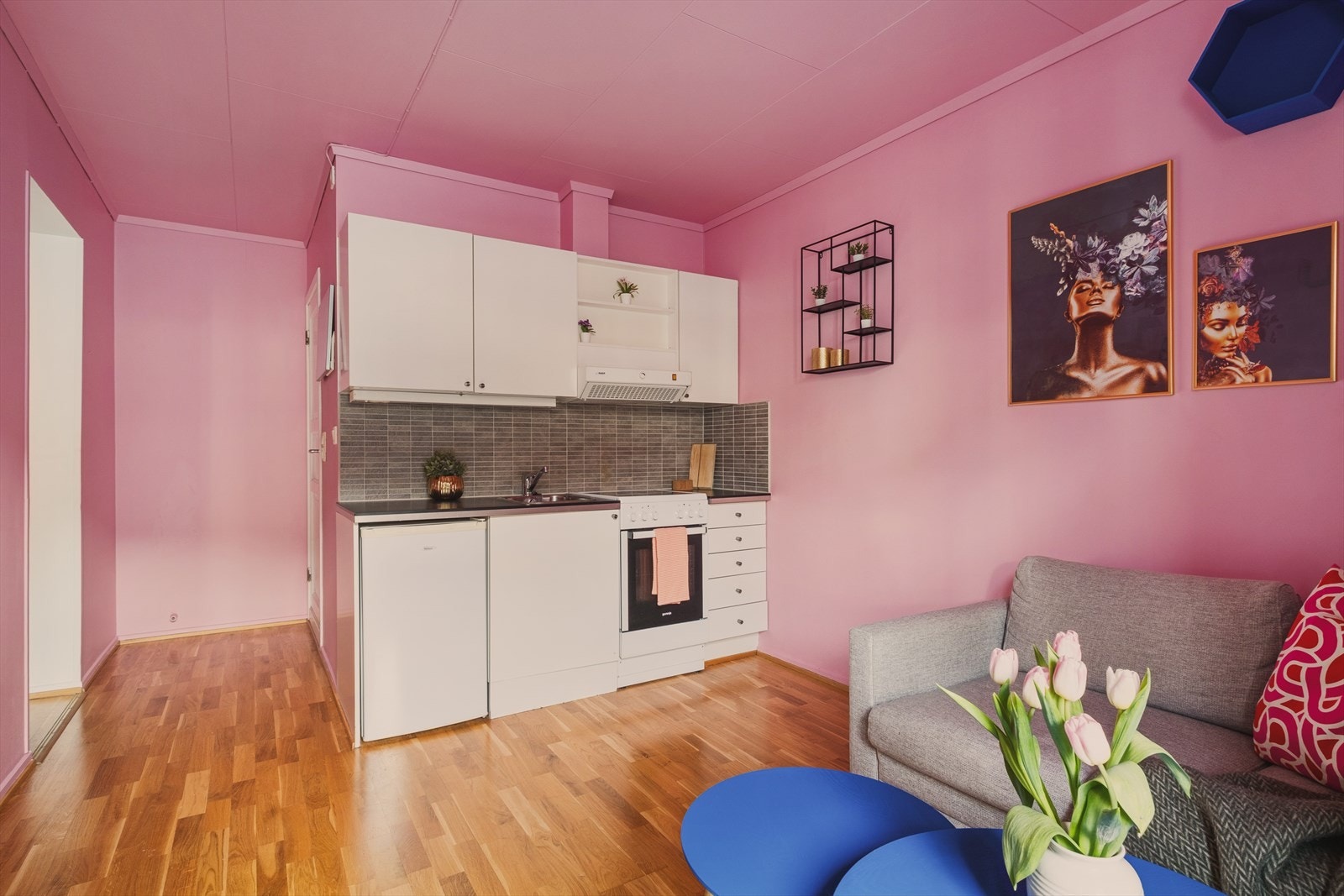 - Den åpne stue- og kjøkkenløsningen måler 12,7m² - Galleribilde