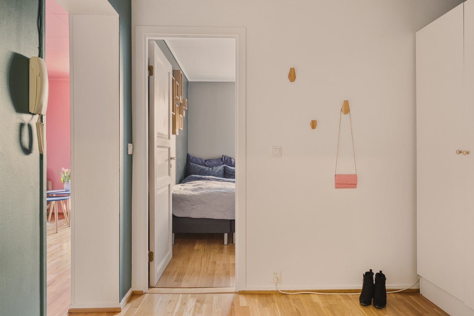 - Entré måler 5,9m². Svært godt førsteinntrykk av leiligheten!- Galleribilde