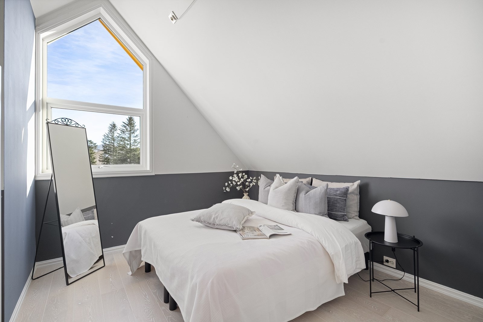 Innenfor loftstuen finner du det andre soverommet. Utenfor vinduet er det brannstige. Galleribilde