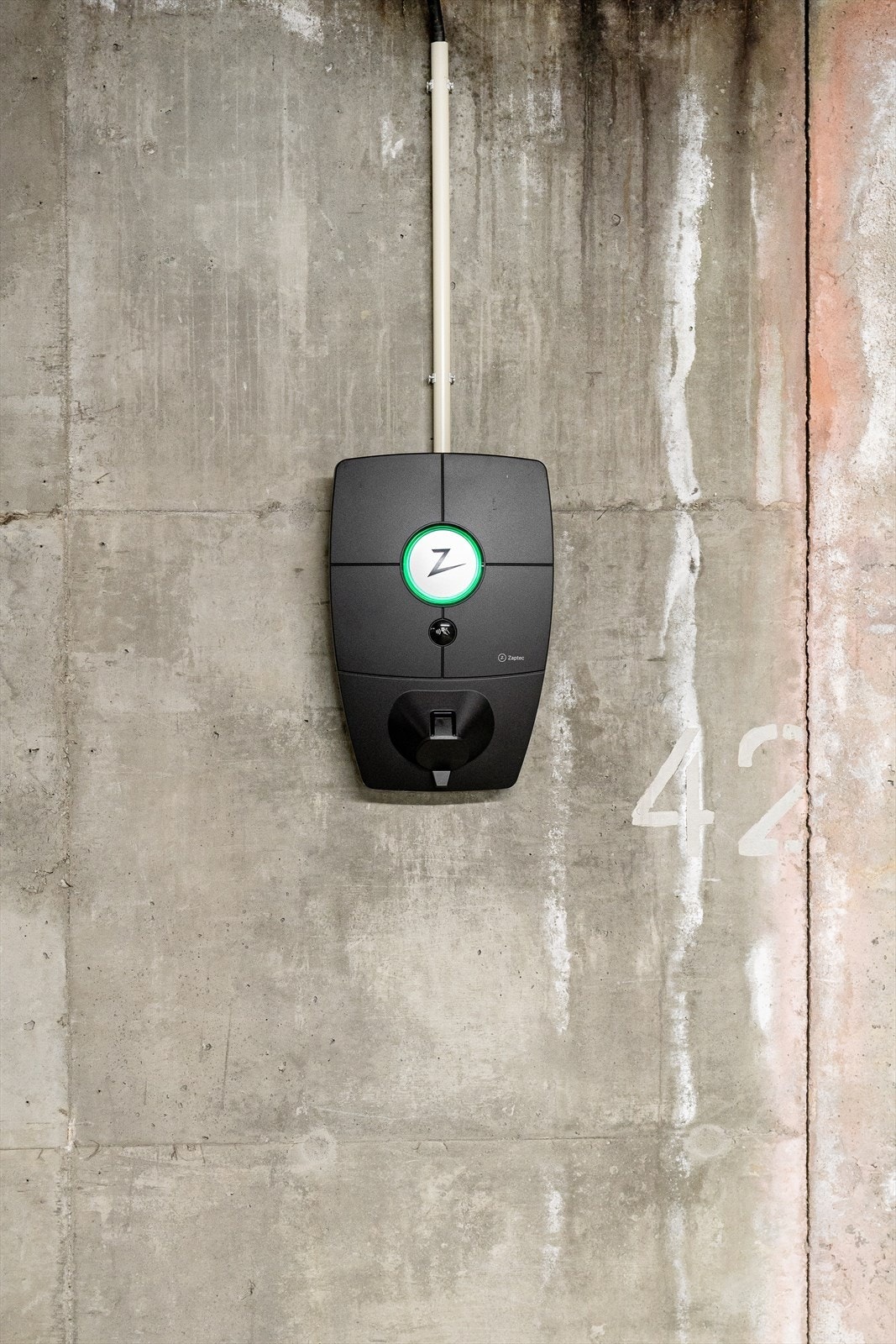 Det er også installert egen zaptec lader. Galleribilde