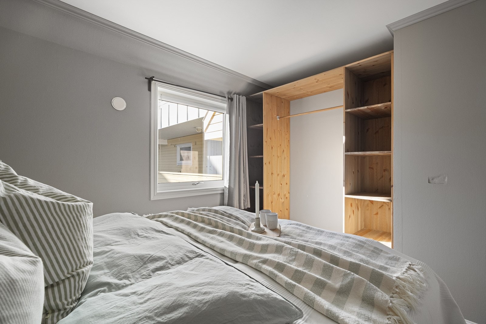 Det er allerede innredet med et plassbygd garderobeskap. Galleribilde