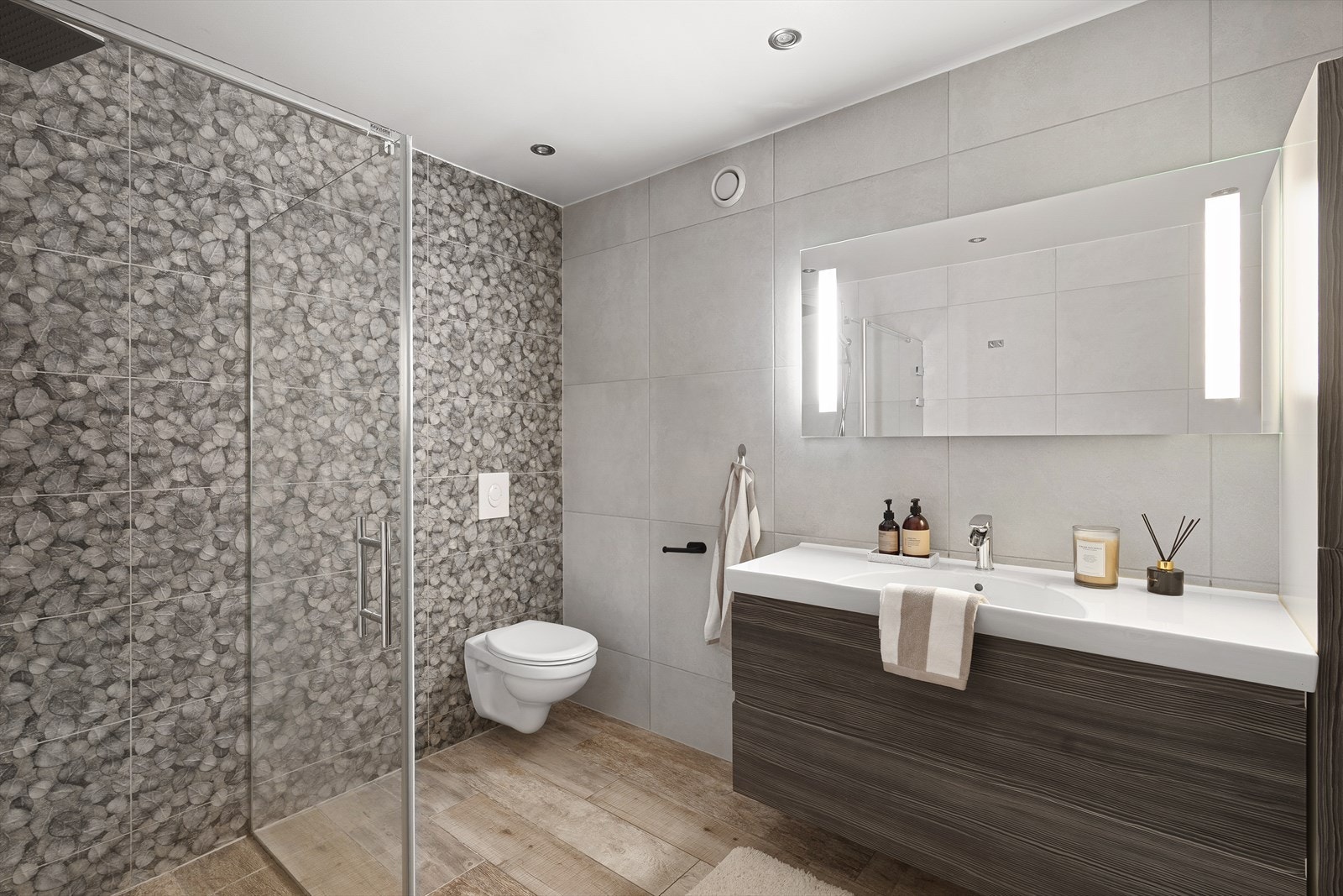 Baderomsinnredningen består av seksjon med helservant, speil med bekysning, høyskap, vegghengt toalett og dusjhjøre. Galleribilde