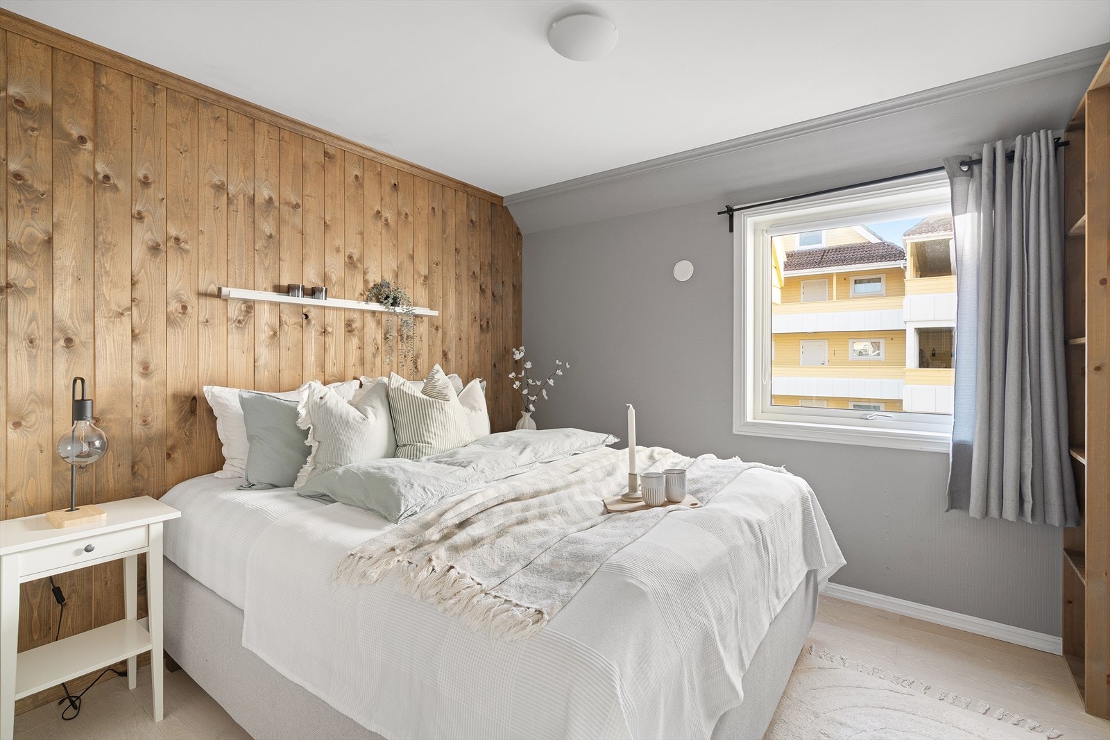 Leilighetens soverom er av god størrelse med plass til dobbeltseng, nattbord og garderobeinnredning. Galleribilde