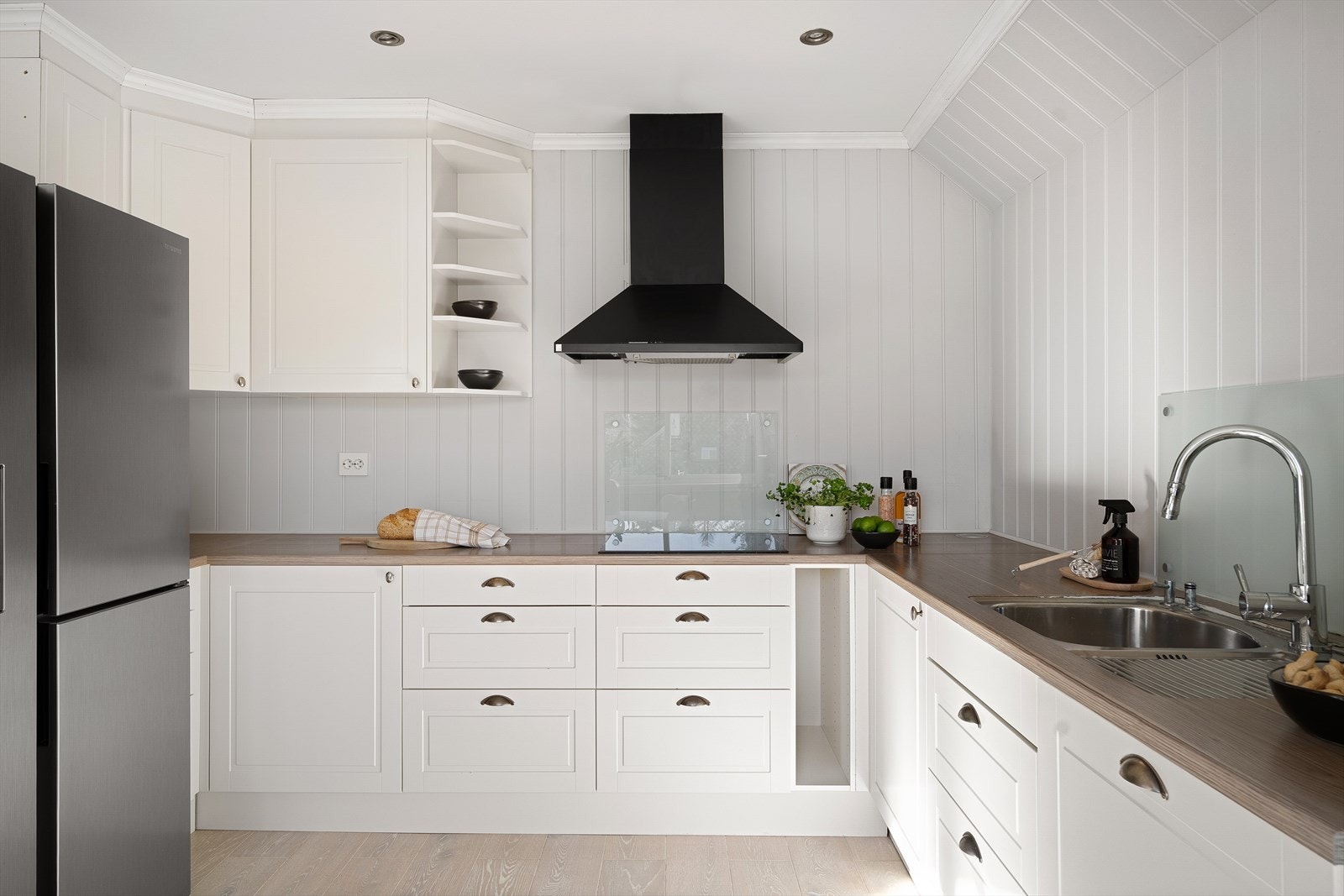 Kjøkkeninnredningen består av lyse fronter med en benkeplate i laminatutførelse. Galleribilde