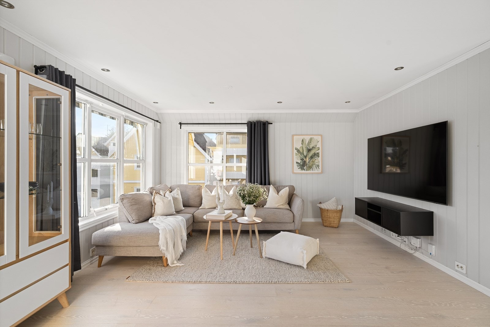 Stuen er enkel å innrede med ønsket sofa, sofabord, tv-benk og annet passende møblement. Galleribilde