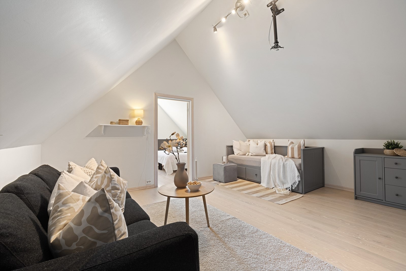 Når du kommer opp trappen blir du møtt av et stor loftstue med mange møbleringsmuligheter. Galleribilde