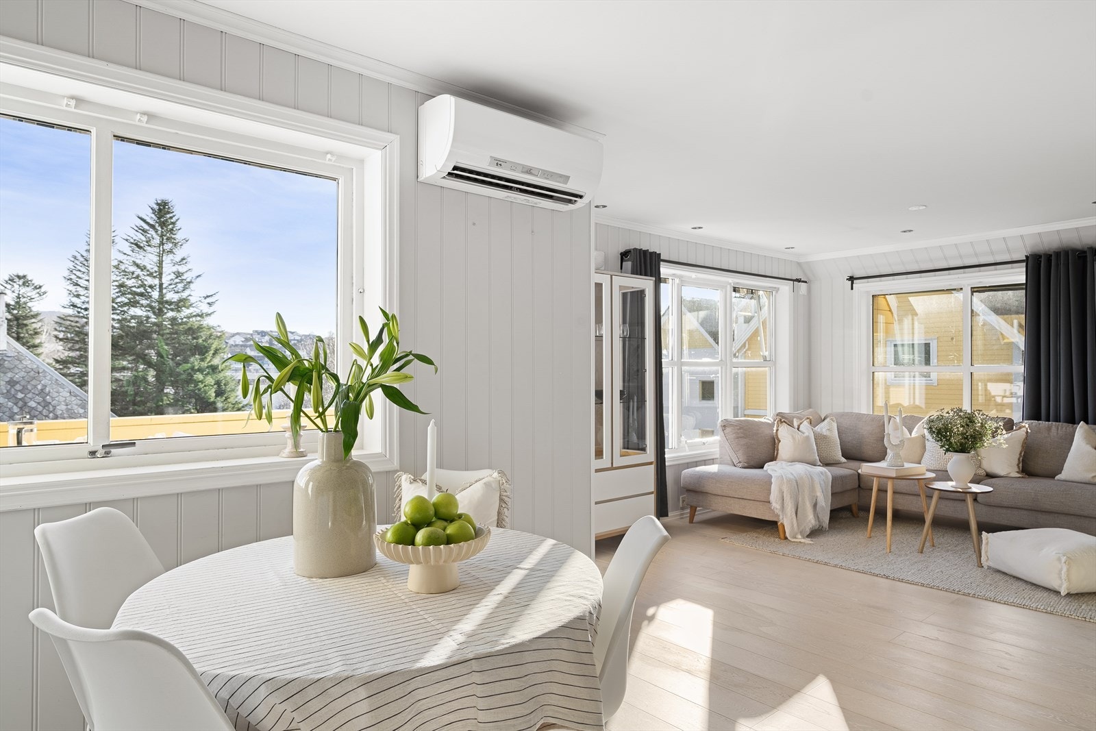 Det er kjekt å vite at du kan innrede med et spisebord av ønsket størrelse og fasong. Galleribilde