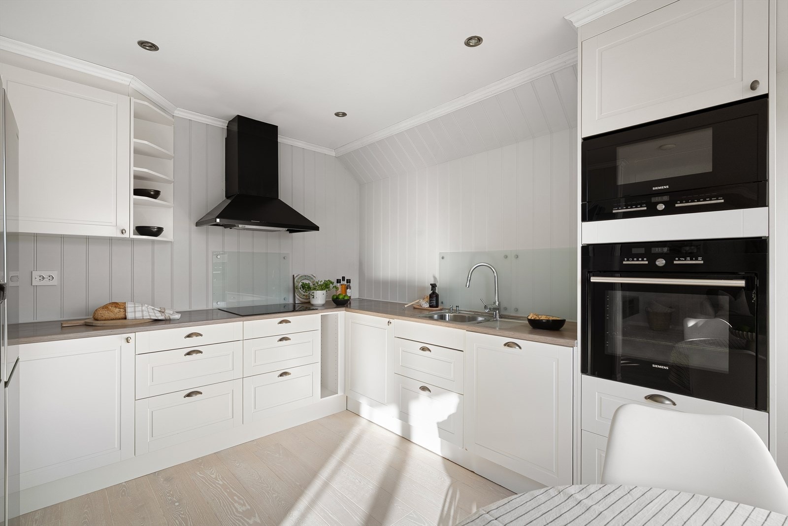 Det er godt med skap- og benkeplass til alt du måtte ha av kjøkkenutstyr og redskaper. Galleribilde